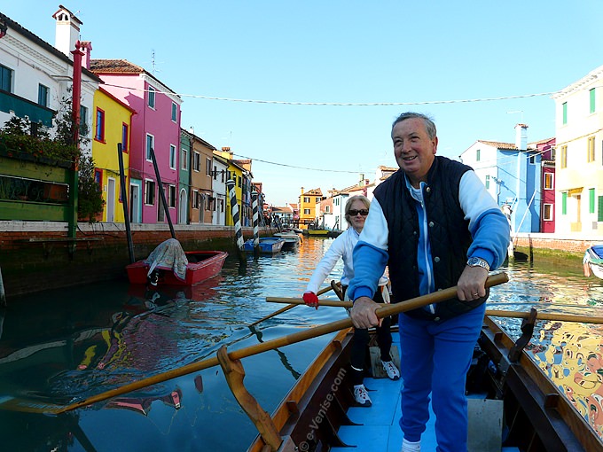 Daniela et notre ami Paolo en Sandolo dans les canaux de l'île de Burano à Venise
