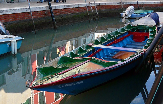 authentique sandolo buranesi, fabriqué à Burano et aux couleurs traditionnelles des sandoli de l'île