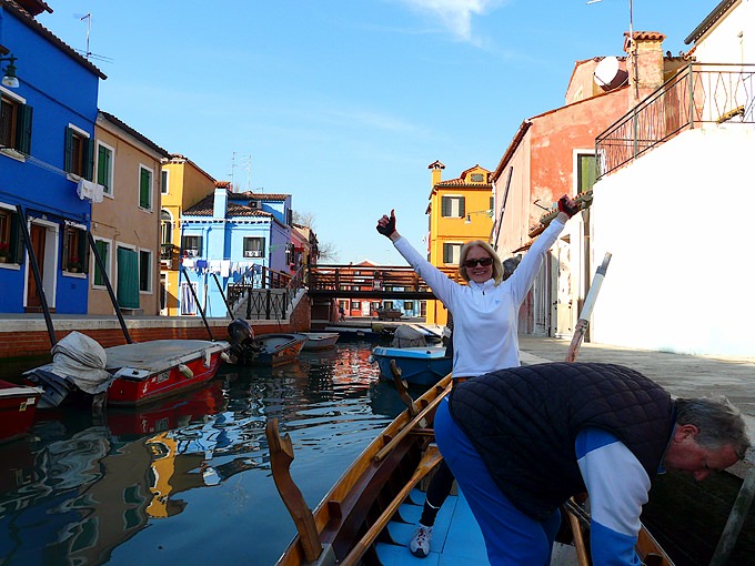 Voyage en Sandolo de Venise à Burano, Daniela toute contente après une heure de voga depuis Venise
