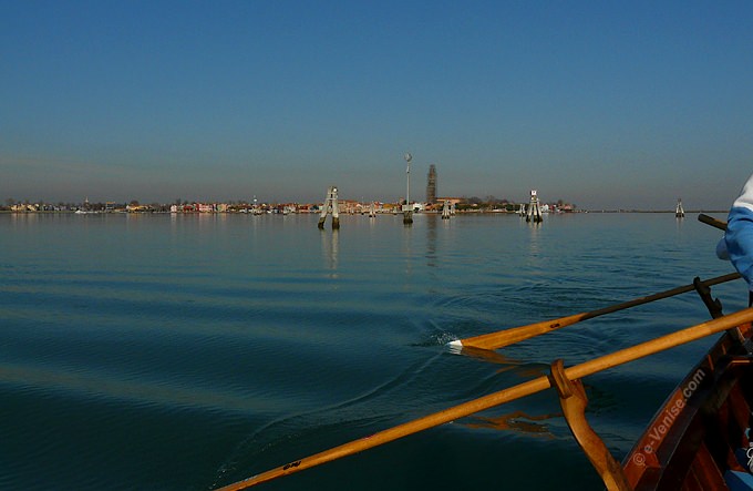 La Lagune de Venise en repartant de Burano en sandolo vers Venise, presque à la hauteur de l'île de San Francesco del Deserto