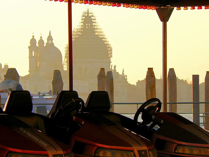 autos tamponeuses à Venise devant l'église de la Salute 