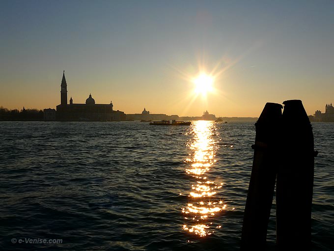 coucher de soleil sur le bassin de saint marc venise