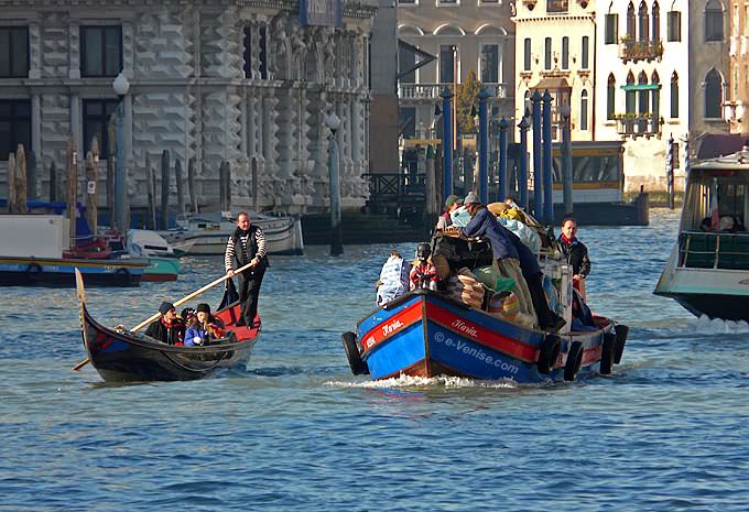 déménagement africain sur le grand canal à venise