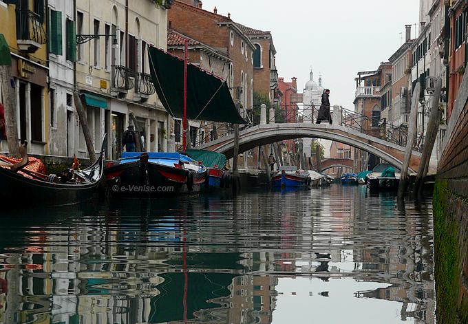 ponte dei pugni venise Barque du marchand de légume et fruits