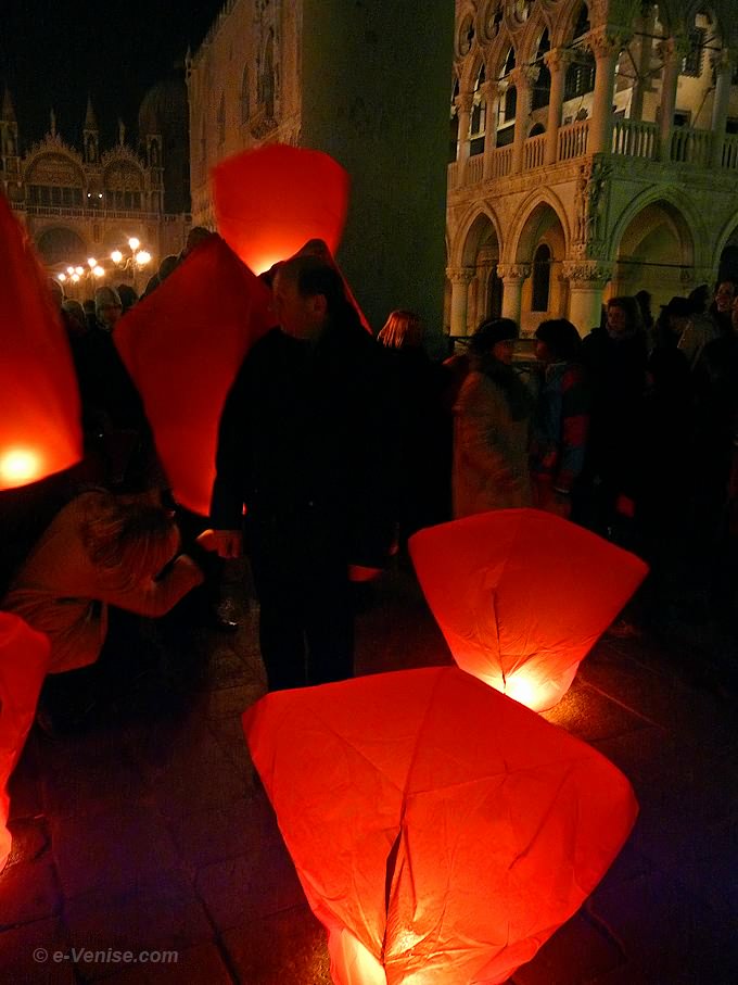 Lâchers de lumignons Campanile de Saint Marc et le Palais des Doges