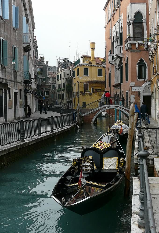 ponte del diavolo rio de san provolo fondamenta de l'osmarin et le palazzo priuli dans le sestiere du Castello à Venise