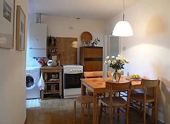 La cuisine vue depuis l'entrée de l'appartement