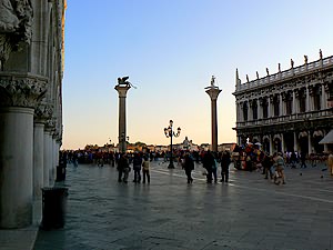 Les deux colonnes de la Piazzetta entre lesquelles étaient exécutés les condamnés d'origine noble, pour montrer l'exemple au peuple !