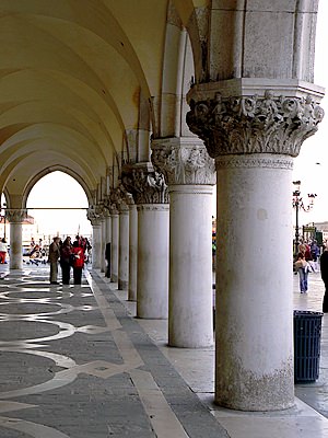 Sous l'aile du Palais Ducal côté Piazzetta