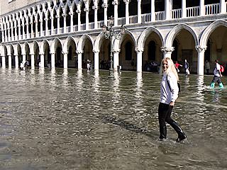 Daniela devant le Palais des Doges pendant une Acqua Alta