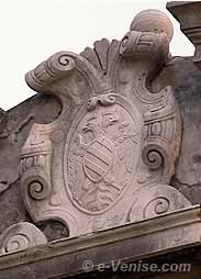 detail sculpture armoiries venise Palazzo Vendramin Calergi