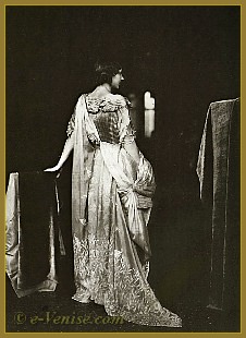 Robe “Delphos” Mariano Fortuny, plissée et ondulée, drapée dans un châle en voile de soie