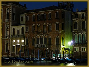 Au début du XXe siècle, le Palazzo Martinengo avait une grande verrière et un terrasse au 3ème étage, aujourd'hui disparues