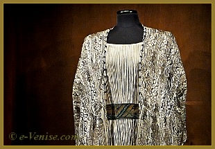 Robe Mariano Fortuny “Delphos” avec surveste de soie décorée de fibules en verre de Murano