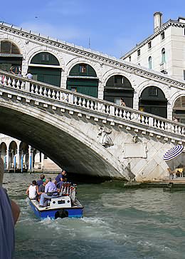 Le plus bel écho de Venise sous le pont du Rialto