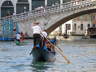 Le Pont du Rialto, ses gondoles et ses gondoliers