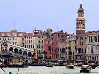 A droite du Pont du Rialto, le Sestiere de San Marco