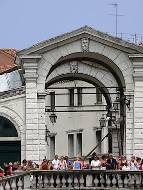 Pont du Rialto, le double portique supérieur