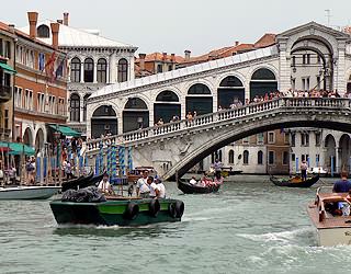 Le Pont du Rialto, axe de passage toujours aussi intense