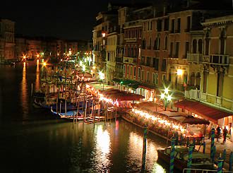 Le Grand Canal la nuit depuis le Pont du Rialto