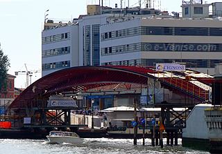 Le nouveau Pont Santiago Calatrava de Venise dans son environnement avec la Piazzale Roma derrière lui