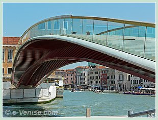 Le ponte della Costituzione, pont Santiago Calatrava avant de devenir Pont de la Constitution. Le quatrième et nouveau pont sur le Grand Canal à Venise