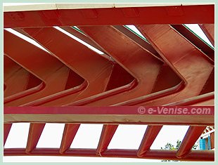 Le Pont Santiago Calatrava ou pont de la Constitution, della Costituzione, sur le Grand Canal à Venise
