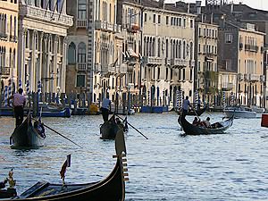 Gondoles sur le Grand Canal à Venise