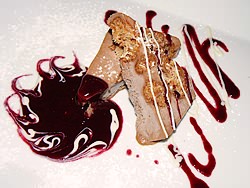 Patisserie avec de la glace et un coulis