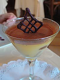 Un verre de flan nappé de cacao