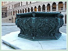 Cour du Palais des Doges à Venise : La margelle de puits en bronze de 1556. Une œuvre de Niccol&ograve; dei Conti