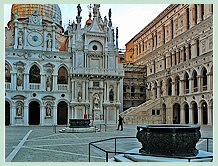 Cour du Palais des Doges à Venise : La margelle de puits en bronze de 1556. Une œuvre de Niccol&ograve; dei Conti