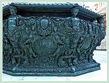 Cour du Palais des Doges à Venise : La margelle de puits en bronze de 1556. Une œuvre de Niccol&ograve; dei Conti