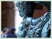 Cour du Palais des Doges à Venise : La margelle de puits en bronze de 1556. Une œuvre de Niccol&ograve; dei Conti