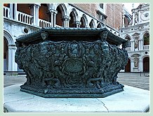 Cour du Palais des Doges à Venise : La margelle de puits en bronze de 1556. Une œuvre de Niccol&ograve; dei Conti
