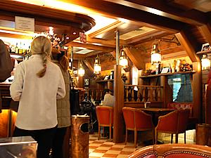 Daniela au comptoir du café CDEF