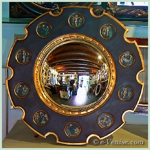 Le miroir convexe du couple Arnolfi représenté dans le tableau de Jan Van Eyck, reproduit fidèlement par Stefano Colucci de Canestrelli à Venise