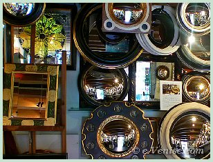 Les miroirs de sorcière ou miroirs des banquiers, miroirs convexes présentés chez Canestrelli à Venise