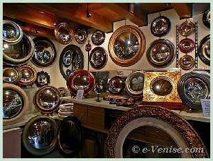 Les miroirs de sorcière ou miroirs des banquiers, miroirs convexes présentés chez Canestrelli à Venise