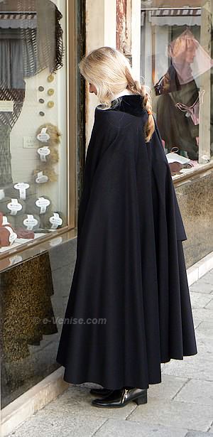 Danielle à Venise avec son Tabarro de chez Zara
