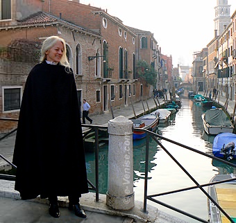Daniela en tabarro Zara sur le ponte dei Pugni