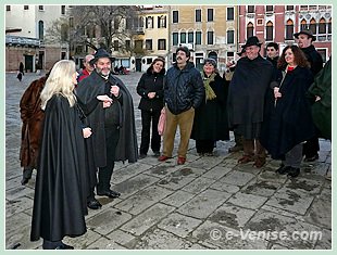 Daniela au cours du défilé en Tabarro, petit discours sur la tradition du Tabarro sur le Campo San Polo