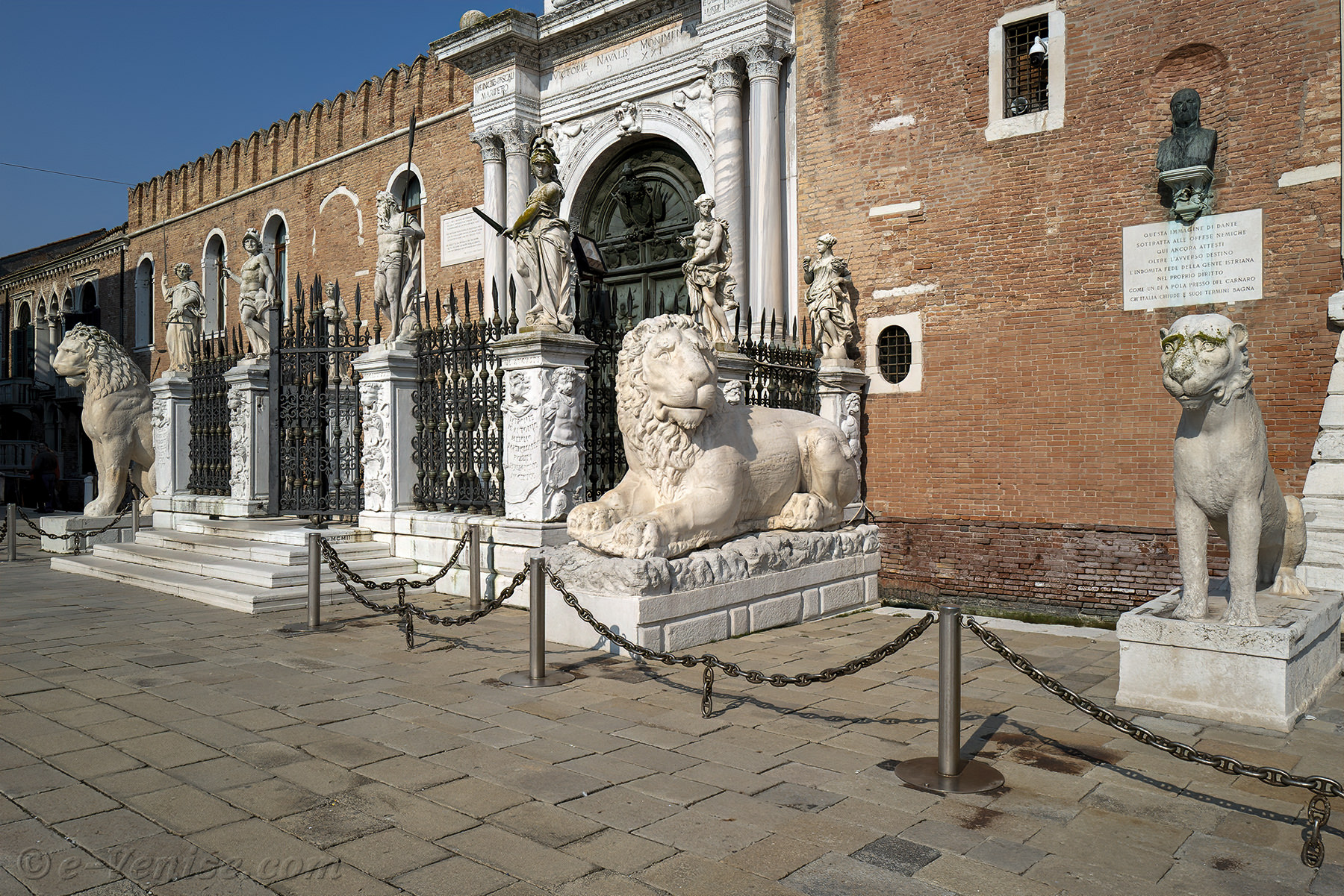 Le Lion du Pirée et les prises de guerre des Vénitiens, quatre lions Grecs  devant l'entrée de l'Arsenal de Venise. | E-Venise.com